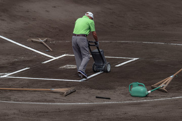 高校野球 グラウンド整備風景 © mtaira