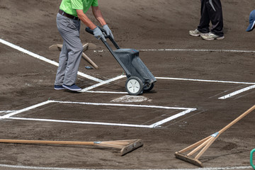 高校野球 グラウンド整備風景 © mtaira