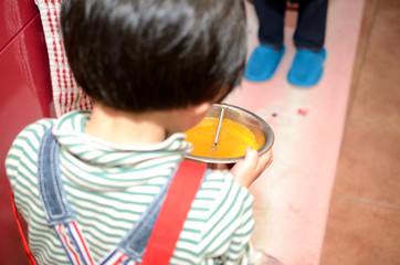 お手伝いする子供
