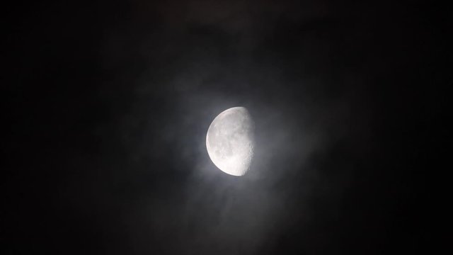 Waning Gibbous moon footage
Wider shot with moderate cloud coverage passing in front of the moon.
Saturday, March 14, 2020
71% Illumination
Shot with a Canon EOS R