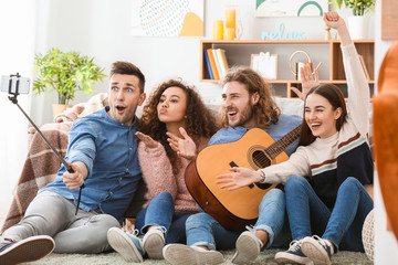 Obraz premium Friends taking selfie at home