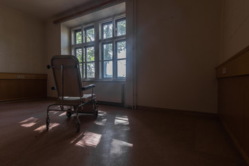 rollstuhl von hinten bei einem fenster mit sonne