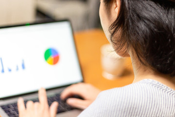 テレワークをする女性