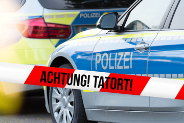 Ein Polizeiwagen und Absperrband Tatort - obrazy, fototapety, plakaty