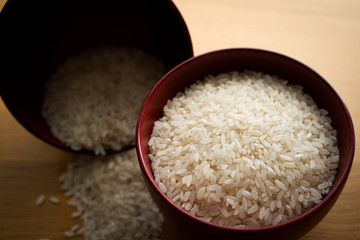 présentation de deux bols remplis de grains de riz blanc