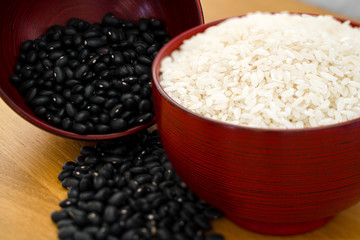présentation de deux bols de riz et de haricots noirs 