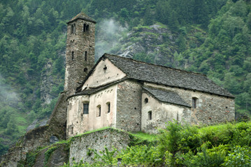 Fototapeta na wymiar Schweiz, Tessin, Leventina, Giornico, Kirche S. Maria