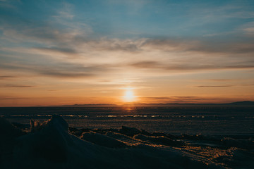 Fototapeta na wymiar sunset on a lake in winter 