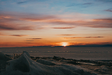 Fototapeta na wymiar sunset on a lake in winter 