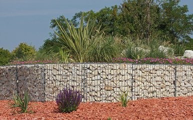 Gabion de galets dans un espace vert	