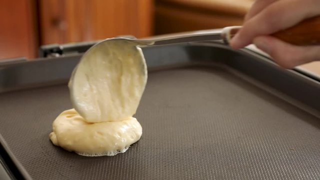 自宅のホットプレートでパンケーキを焼く様子