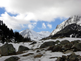 Fototapeta na wymiar Paisaje de montaña nevada