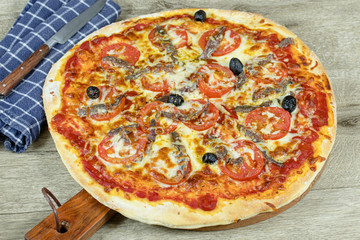 pizza napolitaine (pizza anchois, tomate et olives)