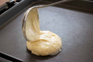 自宅のホットプレートでパンケーキを焼く様子