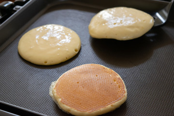 自宅のホットプレートでパンケーキを焼く様子