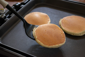 自宅のホットプレートでパンケーキを焼く様子