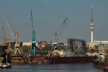 Fototapeta na wymiar Hamburger Hafenszene; Blick von der Argentinienbrücke zur Innenstadt
