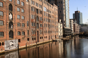 Hamburg-Harburg; Bahnhofskanal mit Speicher und Silo