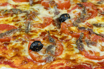 pizza napolitaine (pizza anchois, tomate et olives)