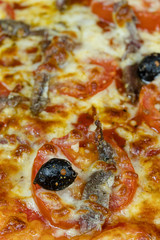 pizza napolitaine (pizza anchois, tomate et olives)