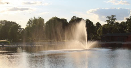 Widok na fontannę na zalewie Arkadia w Suwałkach