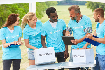 Team Freiwilliger beim Spenden sammeln