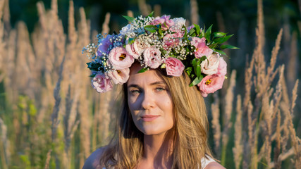 Kobieta w wianku portret © Lukasz