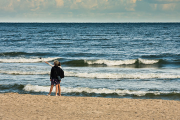 Spacer po bałtyckiej plaży