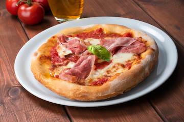 Deliziosa pizza con prosciutto cotto, sugo e mozzarella, Cucina Italiana