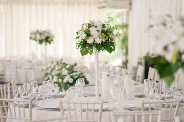 Wedding centerpieces. White flower arrangements for table. 