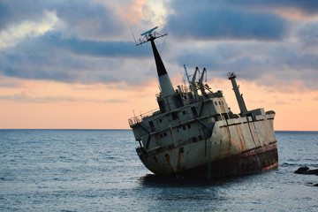 Obraz premium Old Rotten Shipwreck Located in Paphos, Cyprus