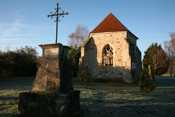 La chapelle du XIVème siècle (classée monument historique) et le cimetière de Gisy-les-Nobles dans l'Yonne, France