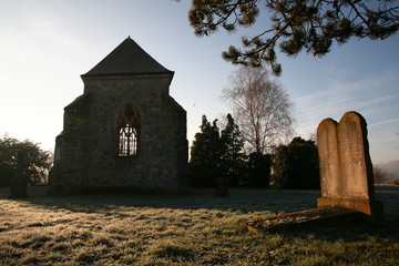 La chapelle du XIVème siècle (classée monument historique) et le cimetière de Gisy-les-Nobles dans l'Yonne, France