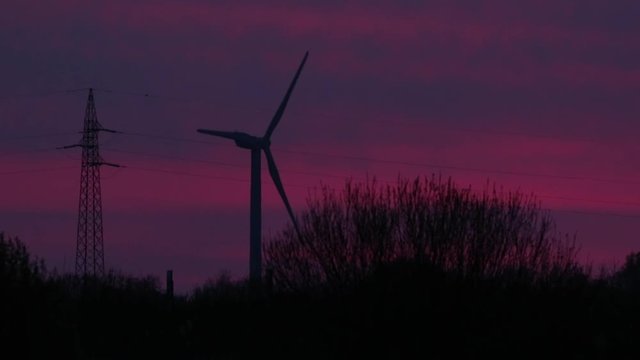 Windkrafanlage im Abendlicht