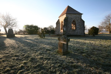 La chapelle du XIVème siècle (classée monument historique) et le cimetière de Gisy-les-Nobles...