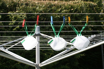 Atemschutzmasken auf der  Wäschespinne.