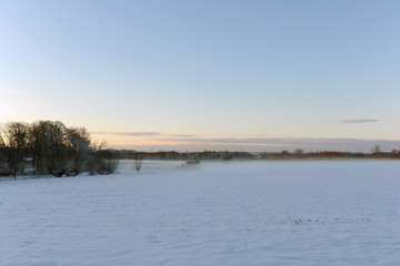 Morgendliche Winterlandschaft mit verschneiten Feldern 