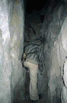 Bergmann in der  Silbermine von Potosi in Bolivien ,wo Bergm&auml;nner  mit primitiven Mitteln und kaum vorhandenen Arbeitsschutz seit dem 16. Jahrhundert im Cerro Rico mineralisches Gestein abbauen.