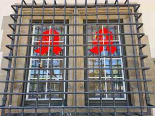 fenster einer apotheke geschützt durch gitter