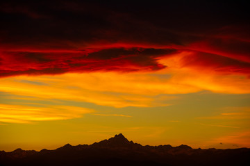 Il Monviso sotto un cielo infuocato sorveglia la pianura