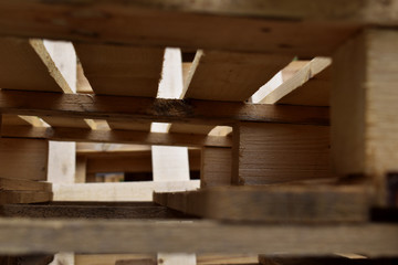 Paletten gestapelt, Baumaterial, Gestaltungsmaterial aus Holz