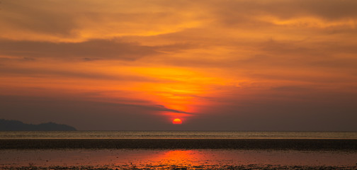 Obraz premium beautiful sunset at sea at twilight time background image