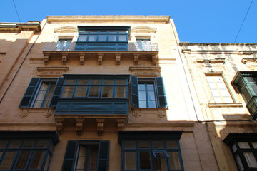 Fototapeta na wymiar flats (?) building in valletta (malta)