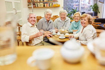 Senioren als Rentner und Freunde trinken zusammen Kaffee im Seniorenheim
