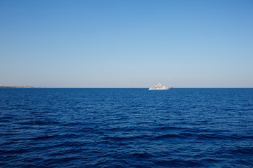 Photo of the red sea, bright sun