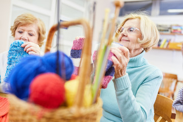 Senioren beim häkeln in einem Handarbeit Kurs als Hobby oder Beschäftigungstherapie