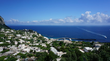 Wyspa Capri, morze Tyrreńskie, włoskie miasteczko z nadmorskim klimatem