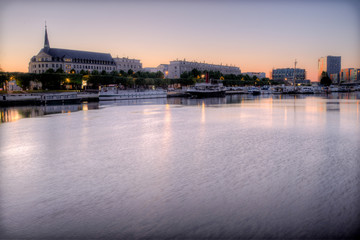 Fototapeta na wymiar premier rayon du soleil sur l'Erdre une rivière de Nantes