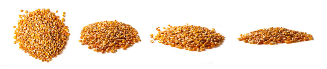 Ziarna kukurydzy usypane w stos na białym tle