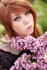 Naklejka premium Portrait femme fleuris